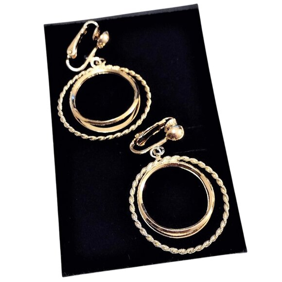 1 1/2" Avon Three Ring Hoop Clip On Earrings Vintage Gold Tone Long Round - Picture 2 of 3